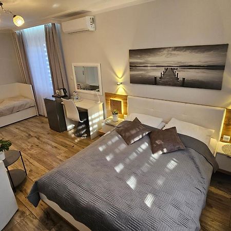Willa-Restauracja Victoria Ostrowiec Swietokrzyski Ngoại thất bức ảnh