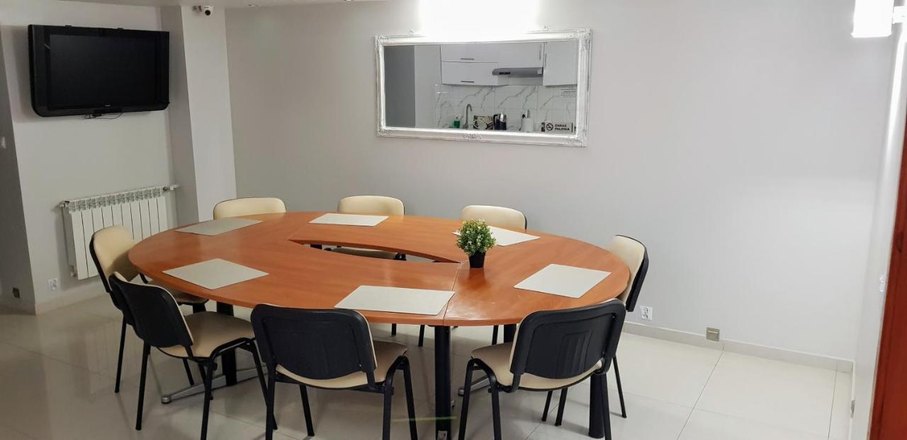 Willa-Restauracja Victoria Ostrowiec Swietokrzyski Ngoại thất bức ảnh