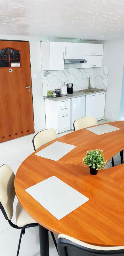 Willa-Restauracja Victoria Ostrowiec Swietokrzyski Ngoại thất bức ảnh