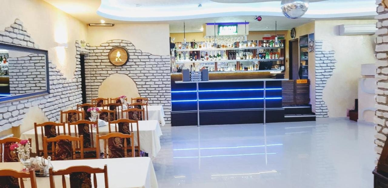 Willa-Restauracja Victoria Ostrowiec Swietokrzyski Ngoại thất bức ảnh