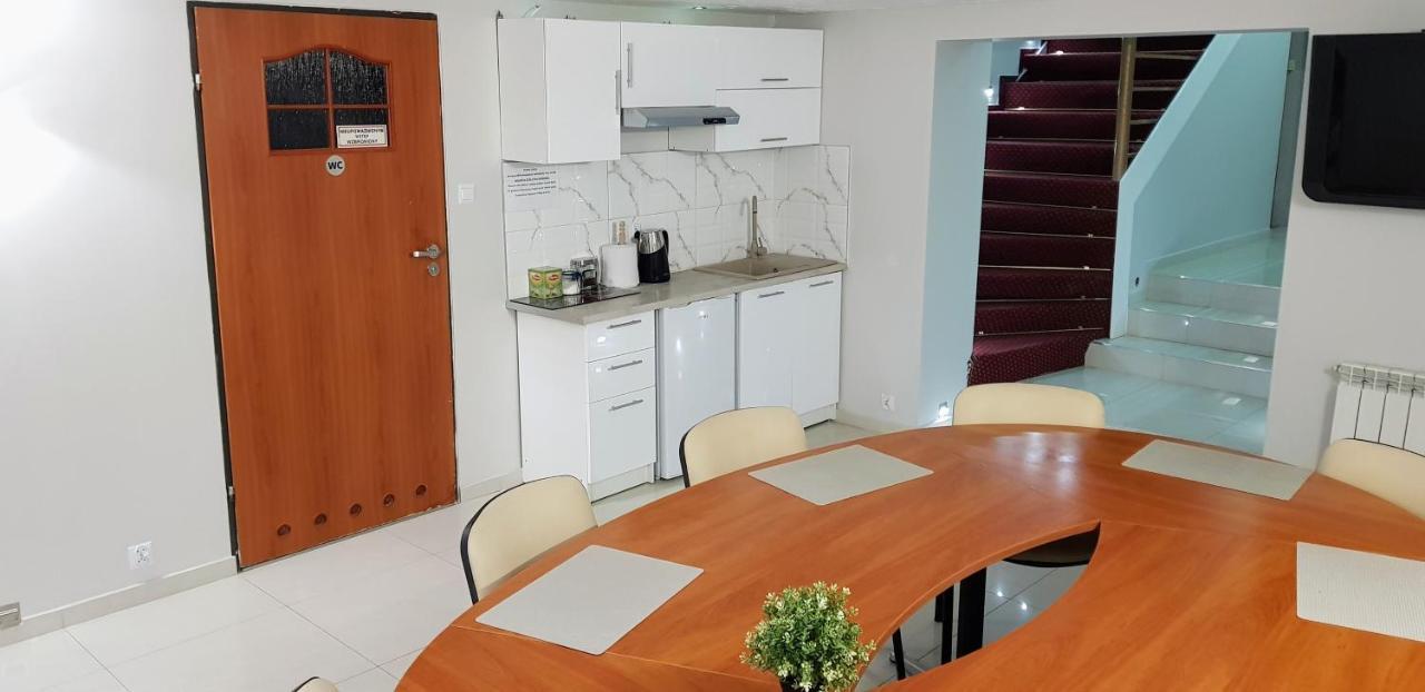 Willa-Restauracja Victoria Ostrowiec Swietokrzyski Ngoại thất bức ảnh