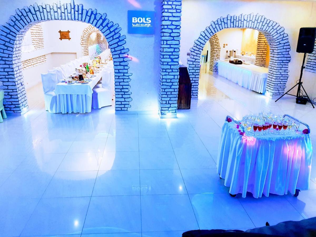 Willa-Restauracja Victoria Ostrowiec Swietokrzyski Ngoại thất bức ảnh