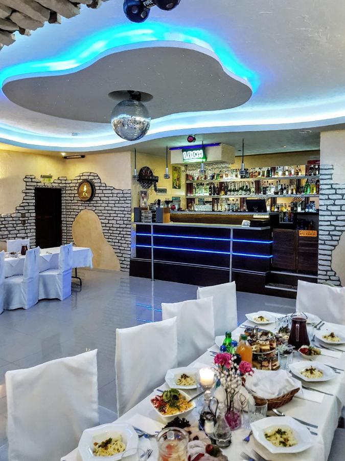 Willa-Restauracja Victoria Ostrowiec Swietokrzyski Ngoại thất bức ảnh