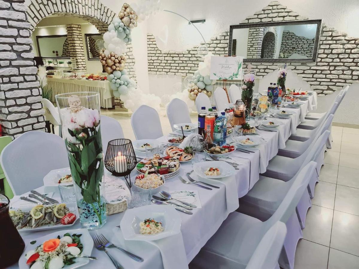 Willa-Restauracja Victoria Ostrowiec Swietokrzyski Ngoại thất bức ảnh
