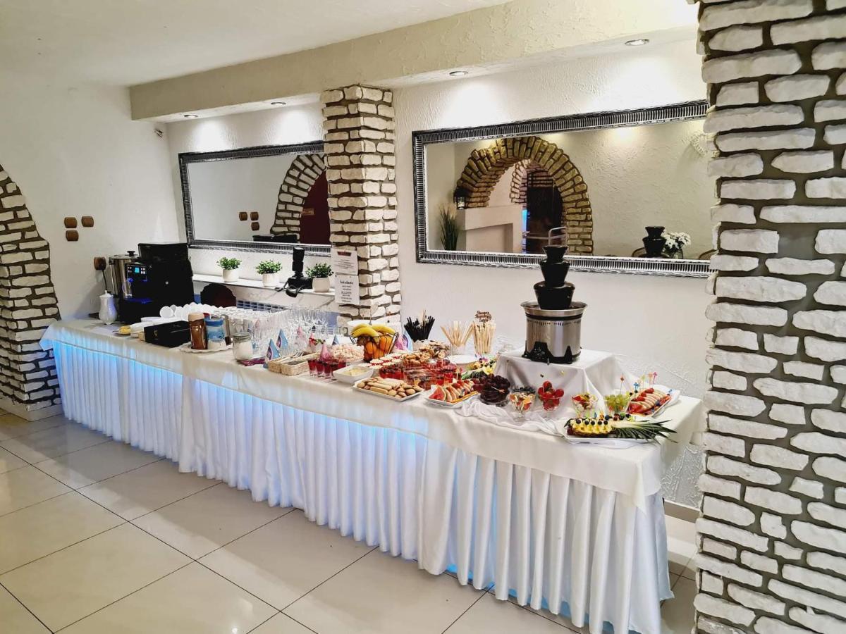 Willa-Restauracja Victoria Ostrowiec Swietokrzyski Ngoại thất bức ảnh