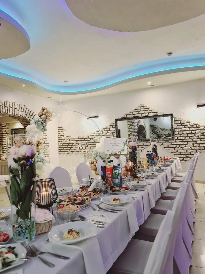 Willa-Restauracja Victoria Ostrowiec Swietokrzyski Ngoại thất bức ảnh