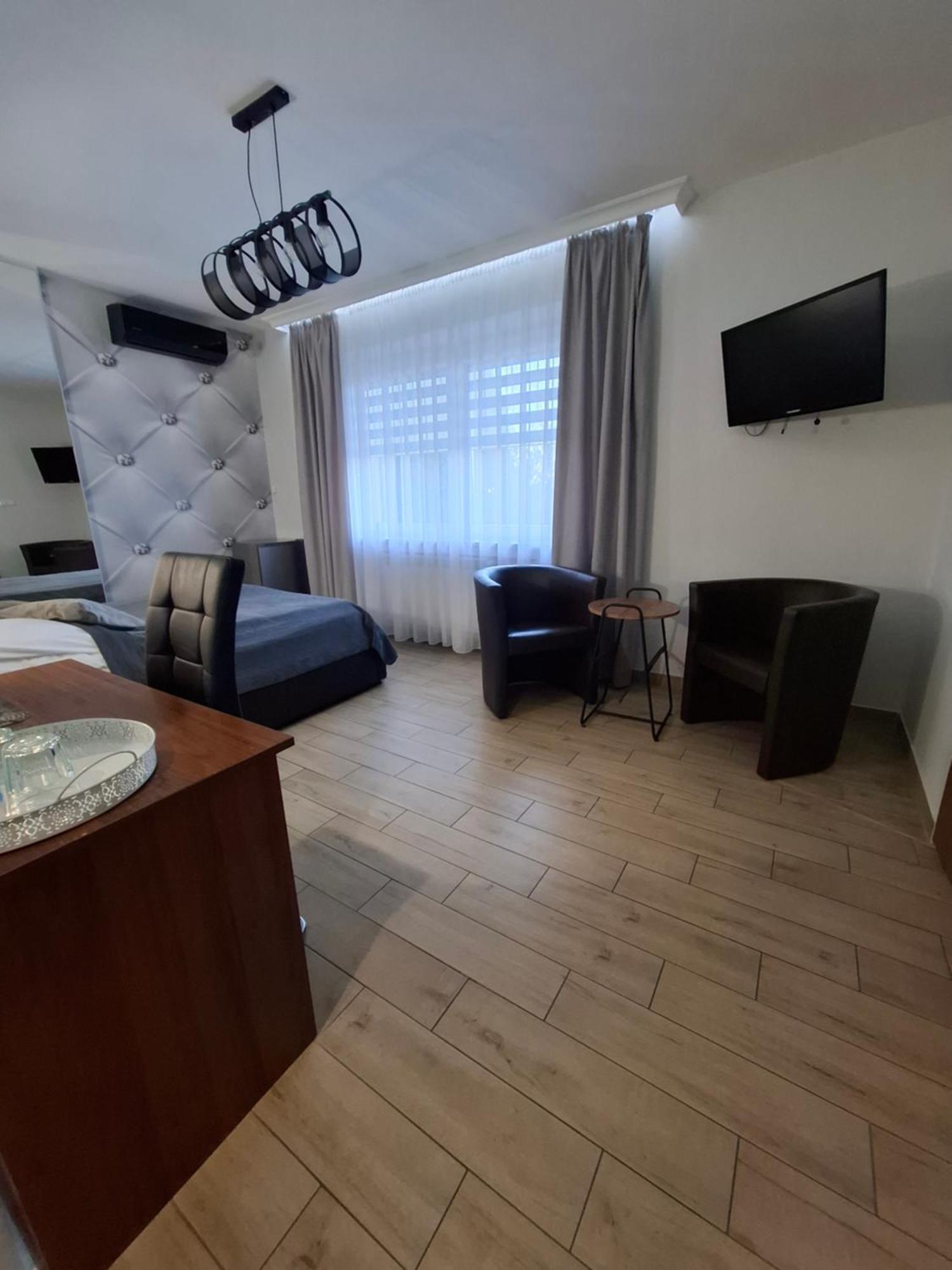 Willa-Restauracja Victoria Ostrowiec Swietokrzyski Ngoại thất bức ảnh