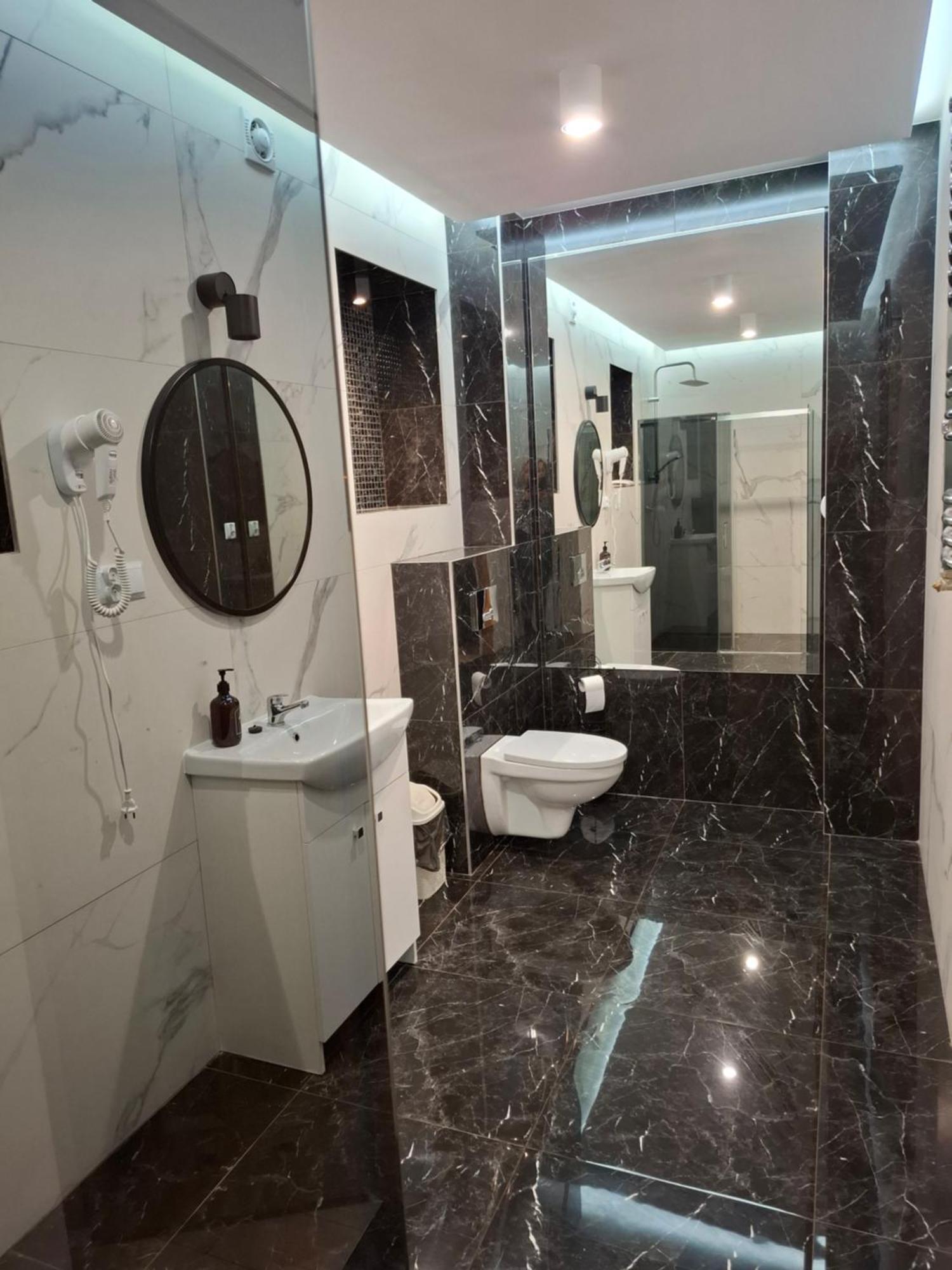 Willa-Restauracja Victoria Ostrowiec Swietokrzyski Ngoại thất bức ảnh