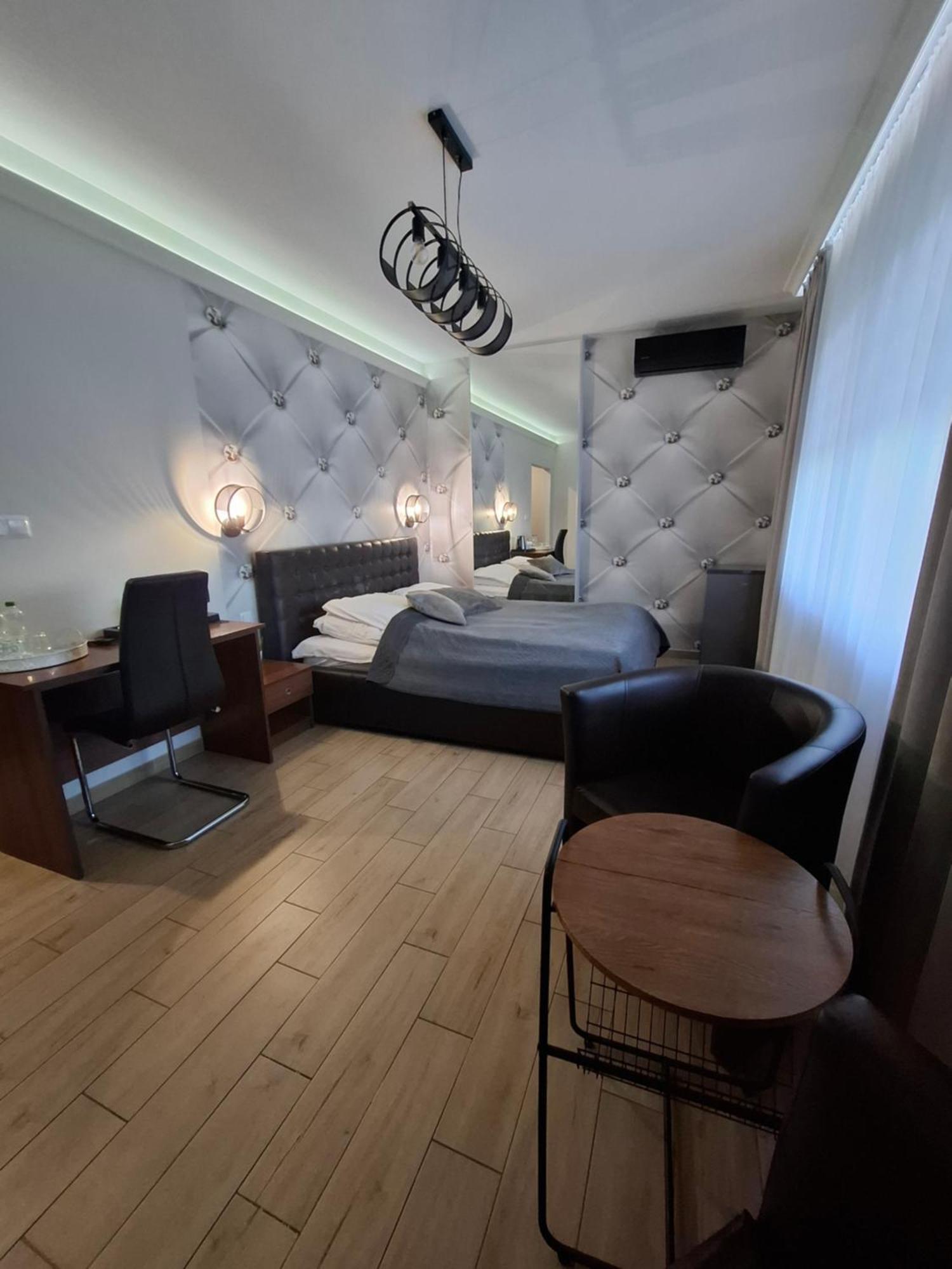 Willa-Restauracja Victoria Ostrowiec Swietokrzyski Ngoại thất bức ảnh