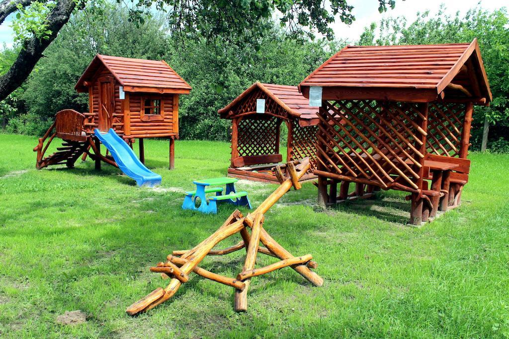 Willa-Restauracja Victoria Ostrowiec Swietokrzyski Ngoại thất bức ảnh