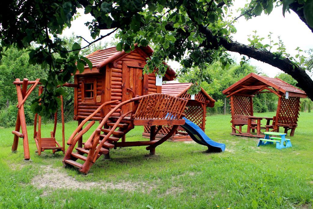 Willa-Restauracja Victoria Ostrowiec Swietokrzyski Ngoại thất bức ảnh